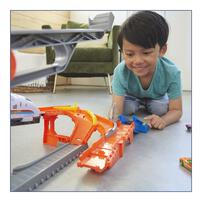 Hot Wheels Stunt Train Express Playset (with 1 vehicle)