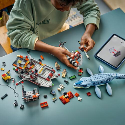 LEGO樂高侏羅紀世界系列 滄龍的船隻攻擊